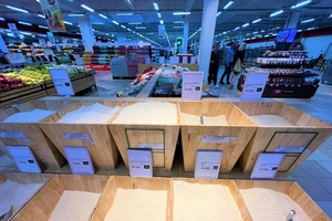 Siêu thị vắng khách mua gạo. ẢNH: TÚ UYÊN