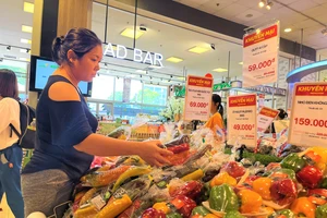 Người dân mua sắm tại siêu thị. ẢNH: TÚ UYÊN