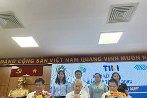 Sở Công Thương TP.HCM cùng các đơn vị kí kết hợp tác. ẢNH: TÚ UYÊN