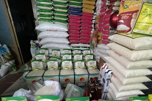 Giá gạo mới tại một điểm bán lẻ. ẢNH: TÚ UYÊN