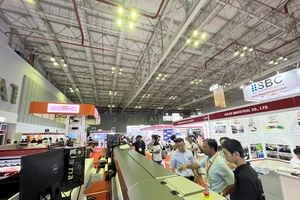 Khách tham quan triển lãm VietAd TP.HCM. ẢNH: TÚ UYÊN