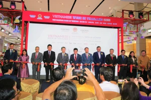 Nghi lễ cắt băng khai mạc Tuần hàng Việt Nam tại Thái Lan năm 2023. ẢNH: T.TÂN