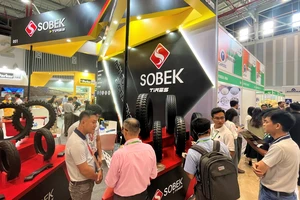 Khách tham quan triển lãm công nghiệp ô tô 2023. ẢNH: TÚ UYÊN