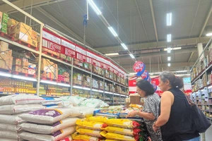 Khách hàng mua gạo siêu thị MM Mega Market TP Thủ Đức. ẢNH: TÚ UYÊN