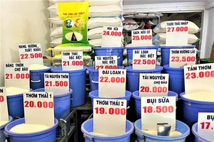 Giá gạo bán lẻ trong nước vẫn còn ở mức cao. ẢNH: TÚ UYÊN