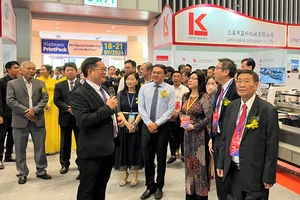 Lãnh đạo Cục xúc tiến thương mại, Sở Thông tin Truyền thông TP.HCM, Hiệp hội in Việt Nam tham quan gian hàng tại triển lãm