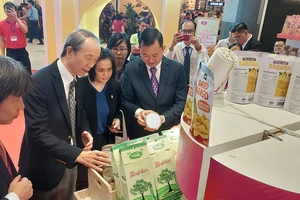 Tổng lãnh sự Nhật Bản tại TP.HCM, lãnh đạo ITPC tham quan gian hàng tại triển lãm 