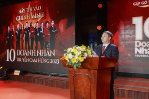 Phó Chủ tịch UBND TP.HCM Dương Anh Đức phát biểu tại lễ vinh danh 10 doanh nhân truyền cảm hứng năm 2023