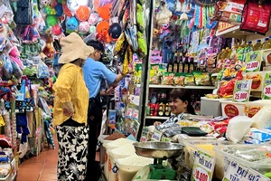 Người dân mua gạo ở chợ Tân Định, TP.HCM. ẢNH: TÚ UYÊN