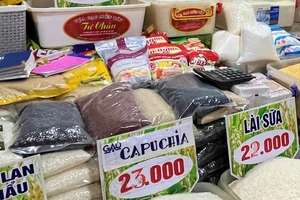 Gạo Campuchia bày bán ở chợ. ẢNH: TÚ UYÊN