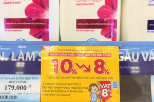 Hàng hóa đang được siêu thị áp dụng thuế VAT 8% đến cuối năm 2023. ẢNH: TÚ UYÊN