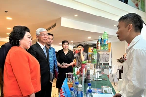Phó Chủ tịch UBND TP.HCM Võ Văn Hoan tham quan gian hàng doanh nghiệp có sản phẩm đạt Halal. ẢNH: TÚ UYÊN