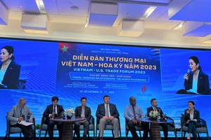 Các doanh nghiệp hai nước trao đổi tại diễn đàn. ẢNH: TÚ UYÊN