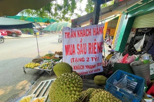 Giá sầu riêng 'nhảy múa' từng ngày, cửa hàng khuyến mãi lạ