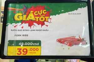 Sườn que heo đông lạnh bày bán ở siêu thị. ẢNH: TÚ UYÊN 