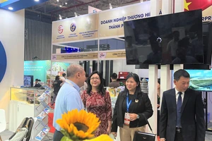 Đại diện Bộ Công thương, lãnh đạo Sở Công thương TP.HCM tham quan các gian hàng. ẢNH: TÚ UYÊN