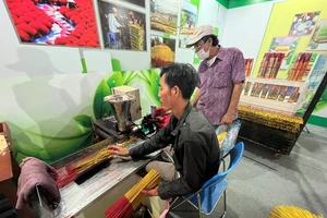 Mang làng nghề sản xuất túi xách, chậu hoa... từ mo cau đến TP.HCM