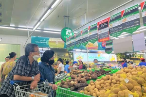 Người tiêu dùng mua sắm ở siêu thị. ẢNH: TÚ UYÊN