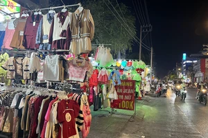 Các điểm bán thời trang vải hè quận Tân Bình vắng khách. ẢNH: TÚ UYÊN