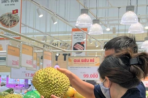Người tiêu dùng mua sầu riêng ở siêu thị. ẢNH: TÚ UYÊN