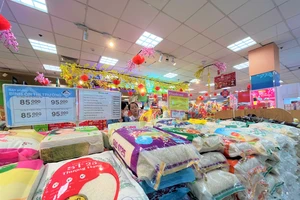 Gạo bình ổn ở siêu thị. ẢNH: TÚ UYÊN