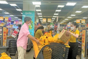 Người dân mua sắm trong ngày 23 tháng Chạp. ẢNH: TÚ UYÊN