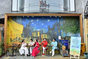 Du khách chụp ảnh lưu niệm không gian tranh Van Gogh