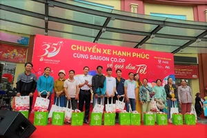 Khởi hành 'chuyến xe hạnh phúc' đưa 900 người dân về quê đón tết