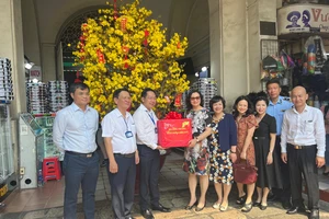 Bộ Công thương kiểm tra hàng tết chợ Bến Thành, siêu thị Co.opmart