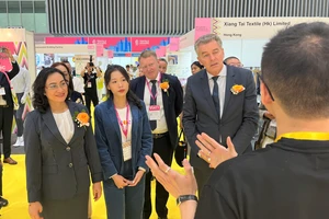 Thứ trưởng Bộ Công thương, Phan Thị Thắng tham quan triển lãm 