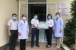 Doanh nghiệp tặng hàng hóa cho ngành y tế TP.HCM chống dịch năm 2021. ẢNH: ÁNH TUYẾT