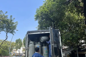 Từ hôm nay 1-3 gas tăng 2.000 đồng/bình 12kg. ẢNH: TÚ UYÊN