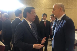 Chủ tịch UBND TP.HCM trao đổi cùng doanh nghiệp tai buổi gặp gỡ. ẢNH: TÚ UYÊN