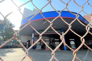 Rào chắn bao quanh cửa hàng xăng dầu. ẢNH: TÚ UYÊN