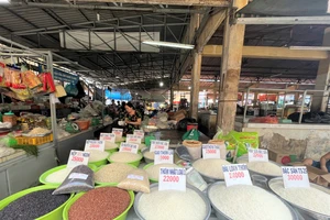 Gạo bày bán tại chợ. ẢNH: TÚ UYÊN