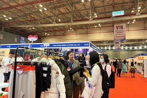 Khách tham quan triễn lãm ngành dệt và may năm 2023. ẢNH: TÚ UYÊN