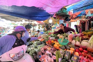 Giá mặt hàng thiết yếu của TP.HCM có xu hướng thấp hơn Hà Nội. ẢNH: TÚ UYÊN