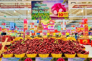 Khoai lang tụt dốc không phanh, siêu thị ở TP.HCM bán không lợi nhuận