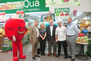 Đoàn thương mại tiểu bang Washington khảo sát tại siêu thị MM Mega Market An Phú. Ảnh: TÚ UYÊN