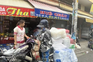 Cửa hàng truyền thống lên đời, khách không cần 'cò kè bớt một thêm hai'