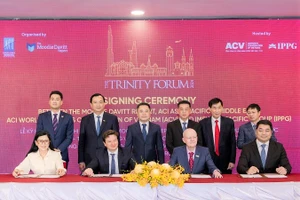 Lãnh đạo UBND TP.HCM cùng lãnh đạo Cục Du lịch Quốc gia Việt Nam, các đơn vị tại buổi kí kết. Ảnh: T. HÀ