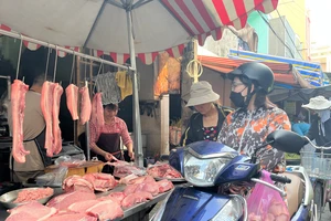 Người dân đi mua sắm tại chợ. Ảnh: TÚ UYÊN