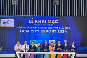 Lãnh đạo thành ủy TP.HCM cùng các đại biểu khai mạc hội chợ. Ảnh: TÚ UYÊN