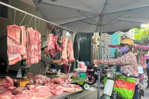 Thịt heo bày bán tại chợ. Ảnh: TÚ UYÊN