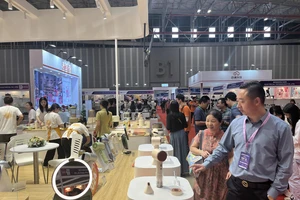 Công ty Trung Quốc trưng bày hàng gia dụng tại triển lãm. Ảnh: TÚ UYÊN