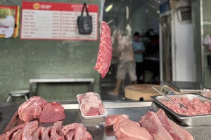 Thịt heo bày bán ở chợ vắng khách mua. Ảnh: TÚ UYÊN