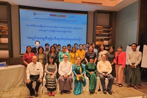 Chuyên gia hiệp hội dừa Việt Nam và thành viên hiệp hội dừa Myanmar trong buổi tập huấn. 