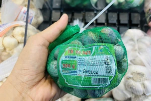 Tỏi cô đơn xuất xứ Trung Quốc bán ở siêu thị. Ảnh: TÚ UYÊN