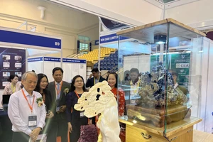 Trưởng đại diện văn phòng Bộ Công thương phía Nam, Hội đá quý Việt Nam tham quan gian hàng. 