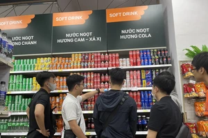Các loại nước giải khát có đường được nhiều người trẻ quan tâm. Ảnh; TÚ UYÊN